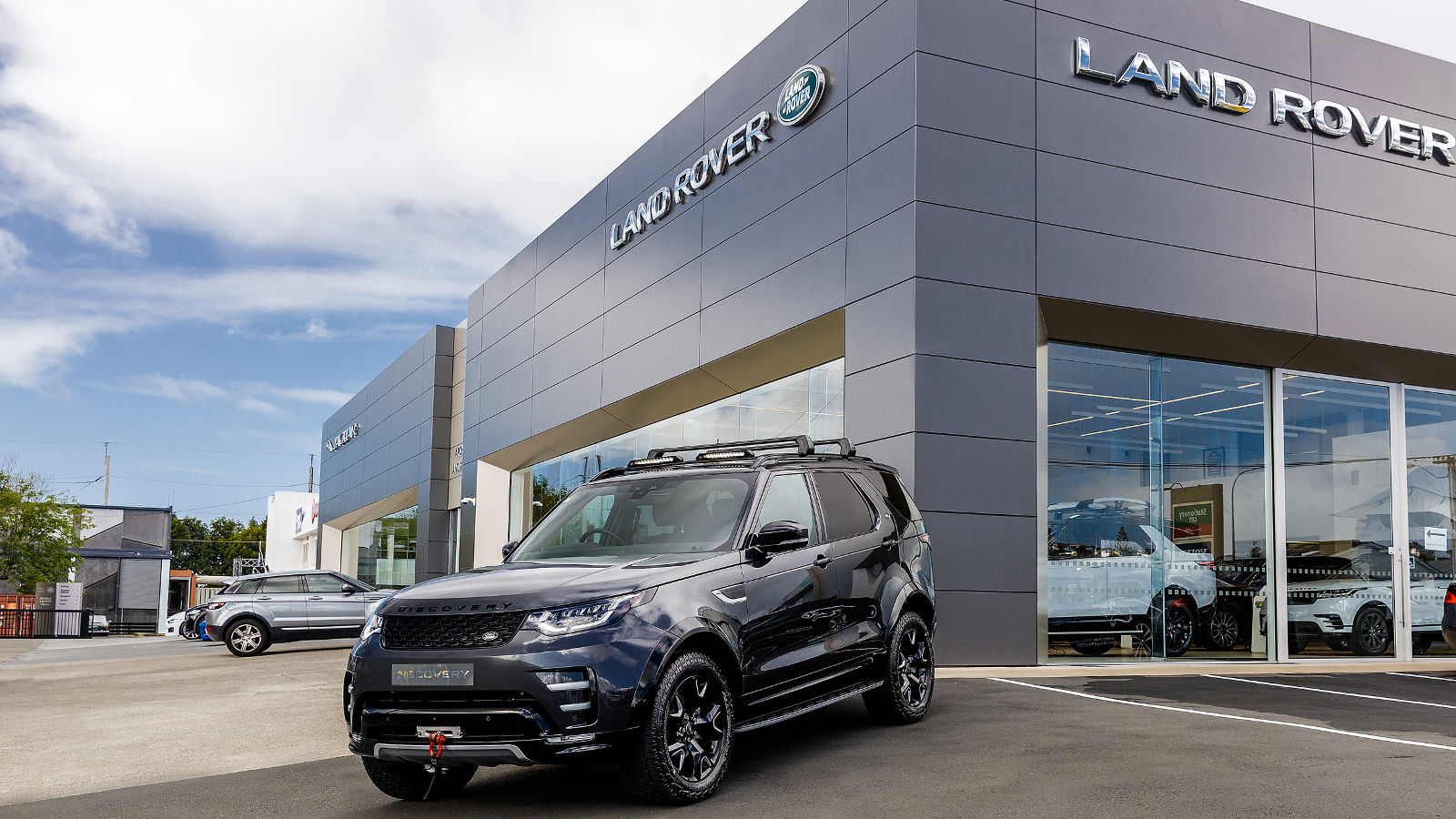 LAND ROVER DEFENDERS COME TO THE RESCUE Land Rover New Zealand