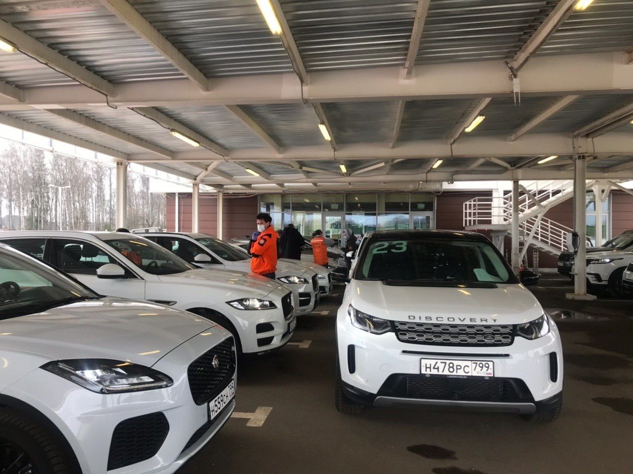 Finbar McFall, director de Experiencia al Cliente de Jaguar Land Rover, dijo: “La salud y seguridad de nuestros empleados, clientes y sus familias sigue siendo nuestra prioridad. 