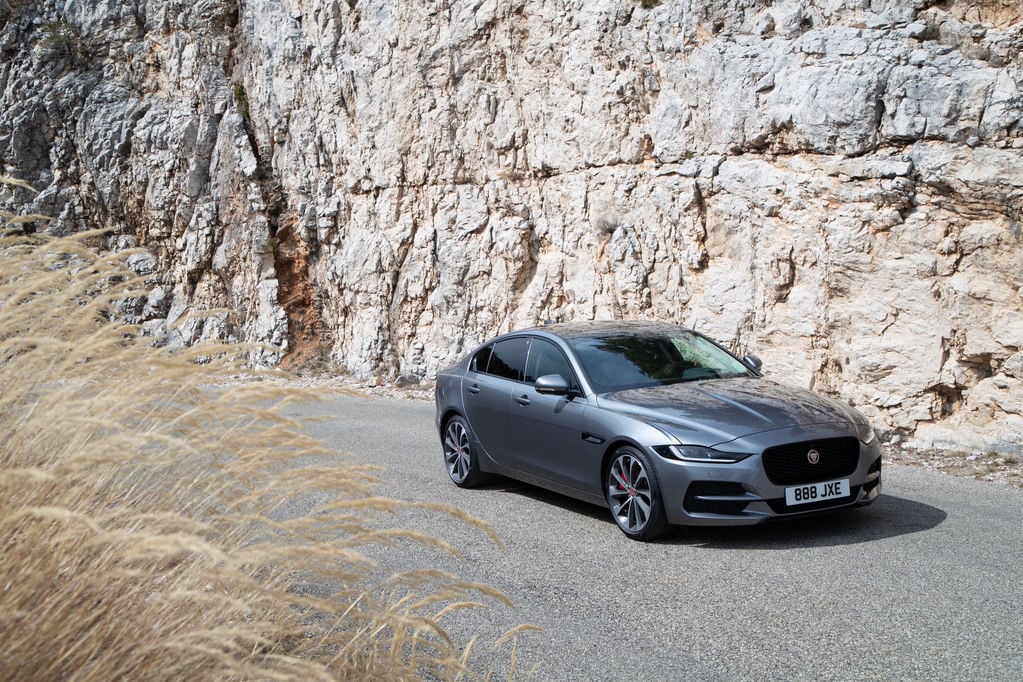 Jaguar xe vs xf