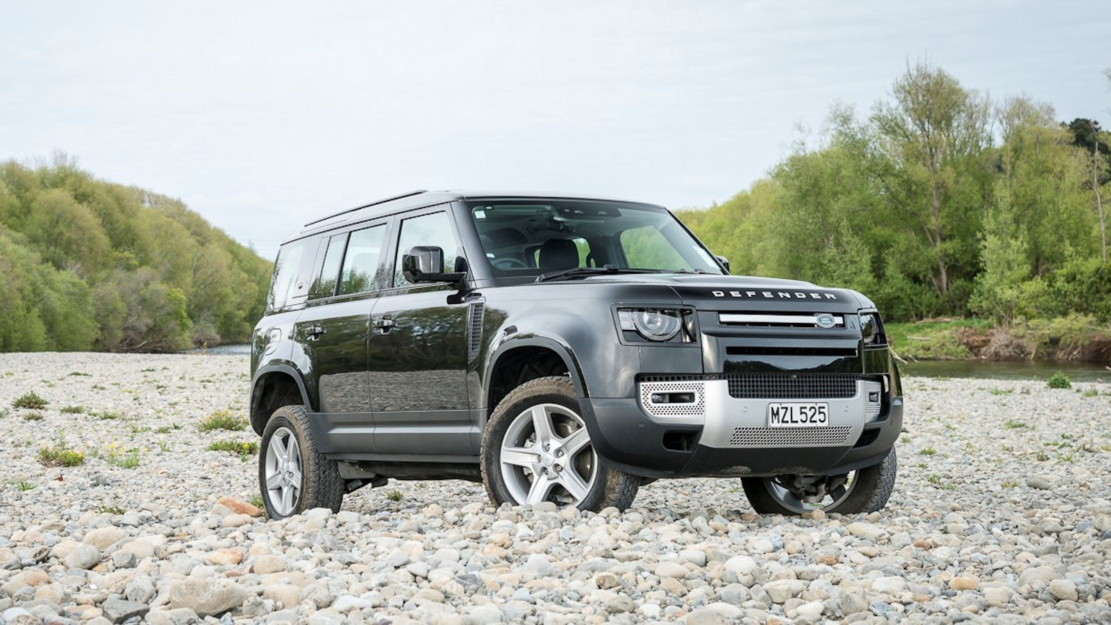 DEFENDER ANNOUNCED AS FINALIST FOR NZ CAR OF THE YEAR Land Rover New