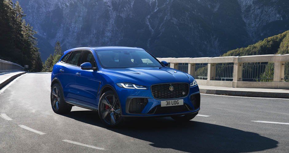 JAUNAIS JAGUAR F-PACE SVR TAGAD IR ĀTRĀKS, DAUDZ DINAMISKĀKS UN IZSMALCINĀTĀKS NEKĀ JEBKAD.