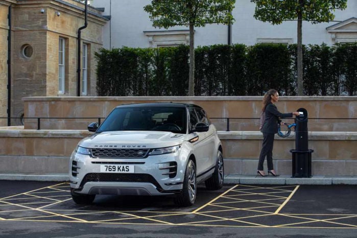 ELEKTRIFICĒTI DZINĒJI UN JAUNA INFOIZKLAIDES SISTĒMA TAGAD PIEEJAMA ARĪ MODEĻIEM EVOQUE UN DISCOVERY SPORT