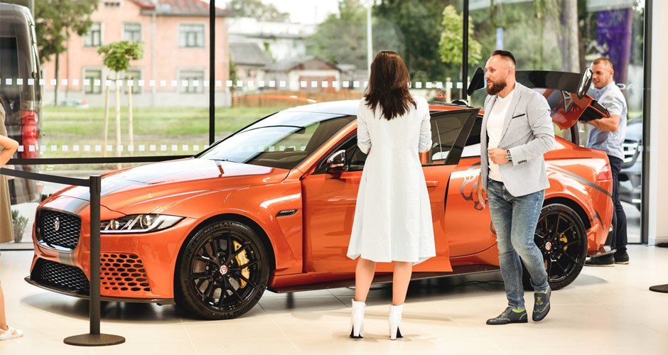 JAUNATKLĀTAJĀ “JAGUAR LAND ROVER” AUTOCENTRĀ APSKATĀMAS DIVAS EKSKLUZĪVAS AUTOMAŠĪNAS