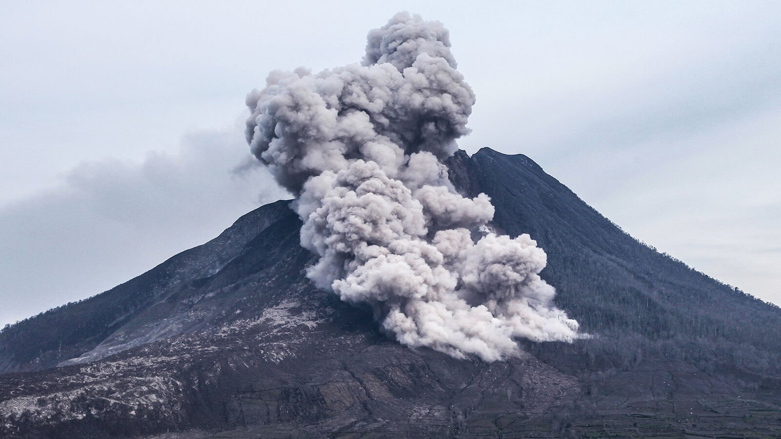 Endonezya’da Sinabung Yanardağı Patlaması (2021)