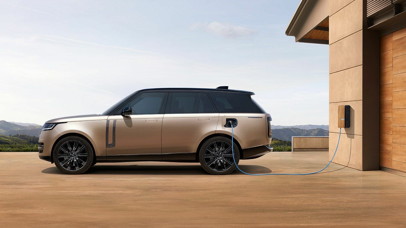 New Range Rover Luxury Performance SUV Exterior Gallery Land