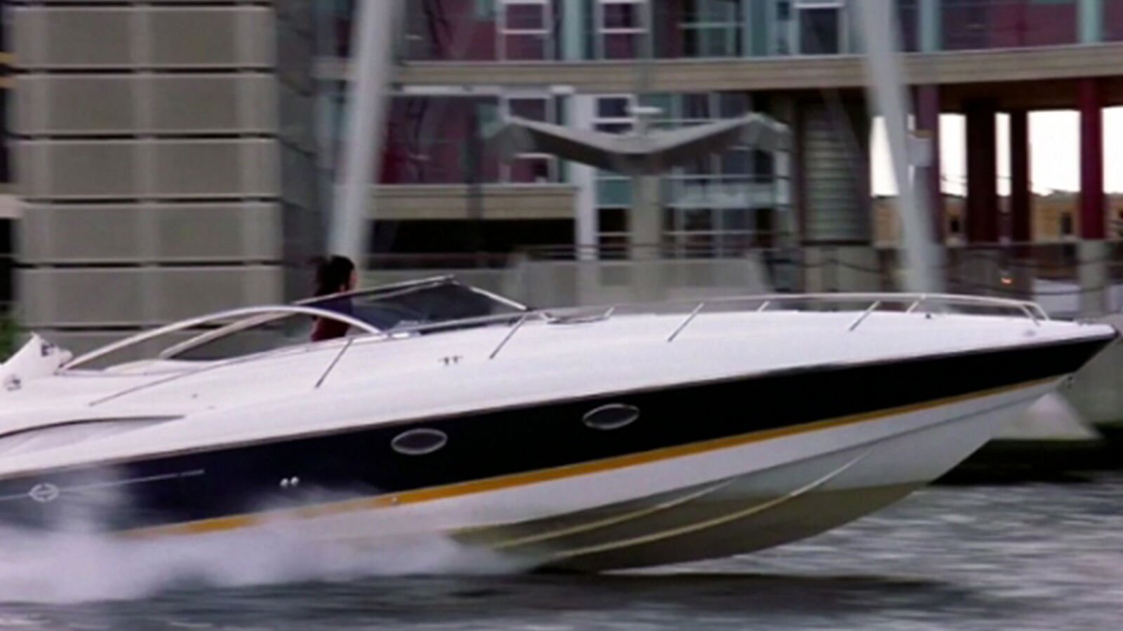 Sunseeker Superhawk 34 – The World Is Not Enough (1999)
