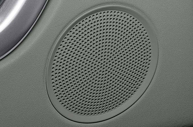 النظام الصوتي من لاند روڤر مع 6 مكبرات صوت