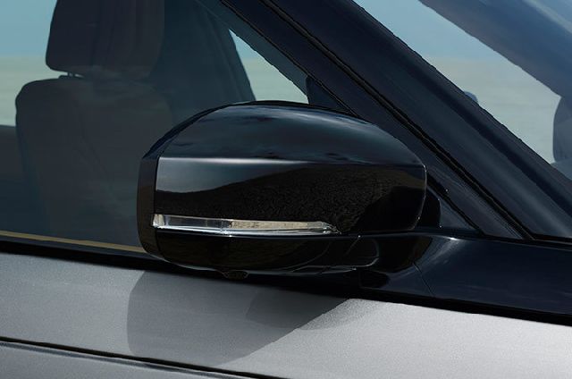 EMBELLECEDOR EN GLOSS BLACK